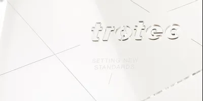 Panneau en acrylique gravé au laser par Trotec avec logo et slogan "SETTING NEW STANDARDS".